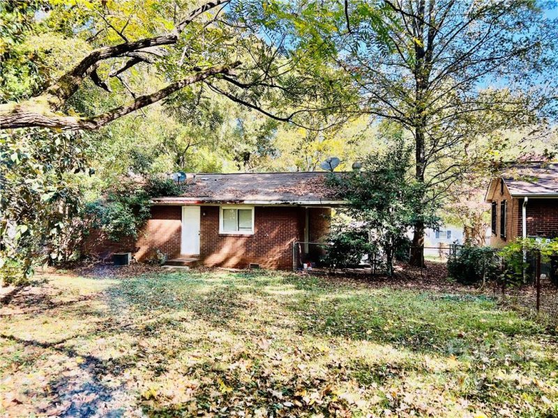 Property image 2 at 2815 Ravencroft Drive, Charlotte, NC 28208