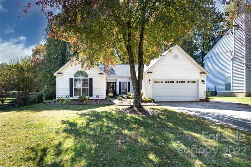 Property image 2 at 2216 Thorson Hill Court, Charlotte, NC 28212