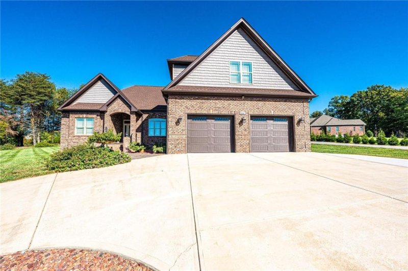 Property image 2 at 5160 Meadow Park Lane, Hickory, NC 28602