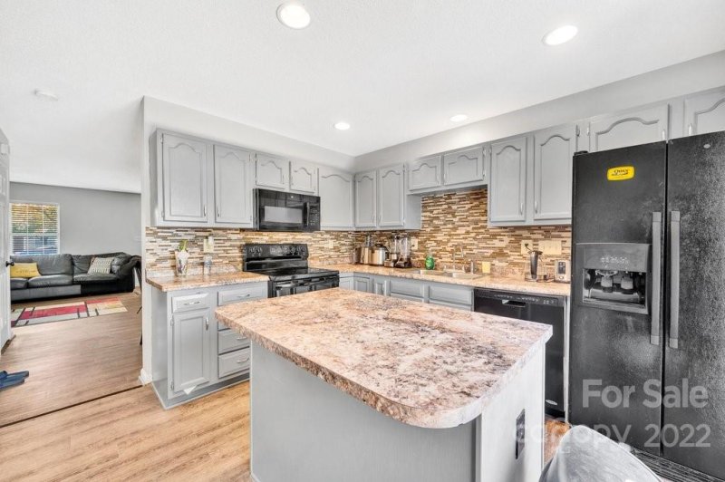 Property image 2 at 3849 Mosscroft Lane, Charlotte, NC 28215