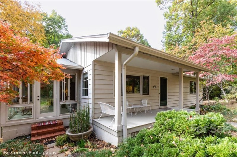 395 Laurel Way