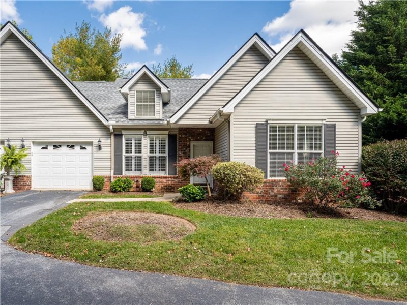 Property image 2 at 112 Petunia Lane, Asheville, NC 28803