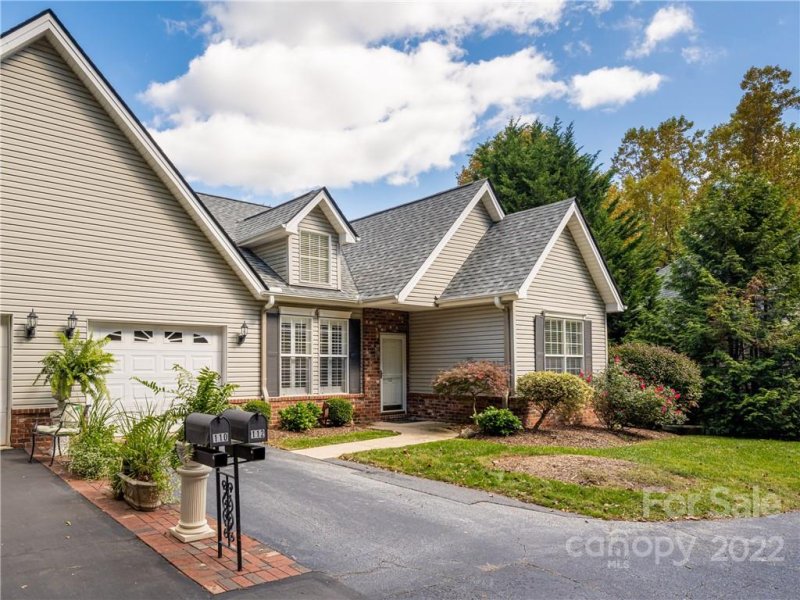 Property image 3 at 112 Petunia Lane, Asheville, NC 28803