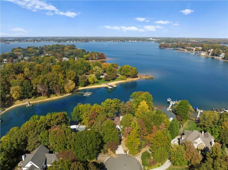 Property image 4 at 21400 Rosslare Court, Cornelius, NC 28031