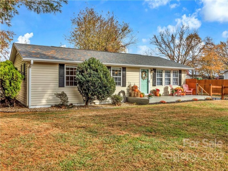 Property image 2 at 63 E Sugar Maple Drive, Hendersonville, NC 28739