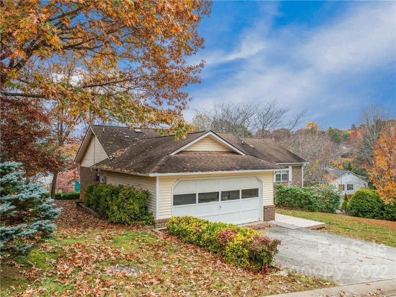 Property image 2 at 1 Clubhouse Court, Asheville, NC 28803