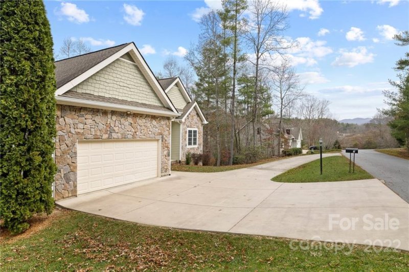 Property image 2 at 7 Nuthatch Court, Fairview, NC 28730