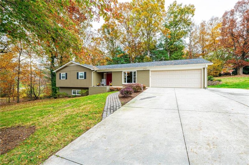 Property image 2 at 2020 12th Street, Hickory, NC 28601