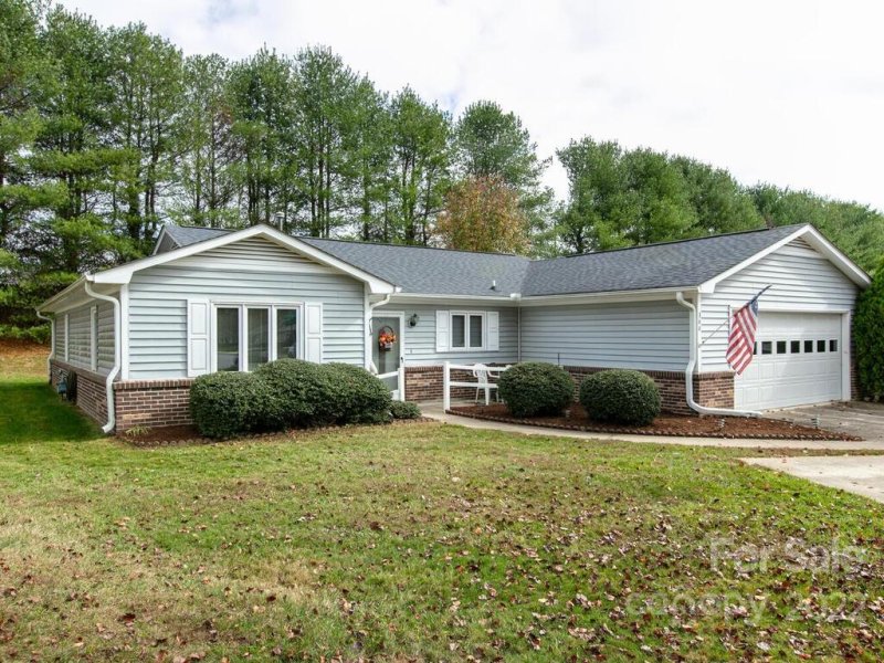 Property image 3 at 144 Derbyshire Drive, Hendersonville, NC 28792