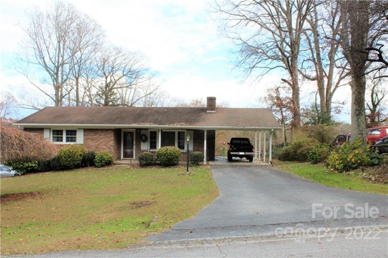 Property image 2 at 520 Halsbury Avenue, Hendersonville, NC 28791