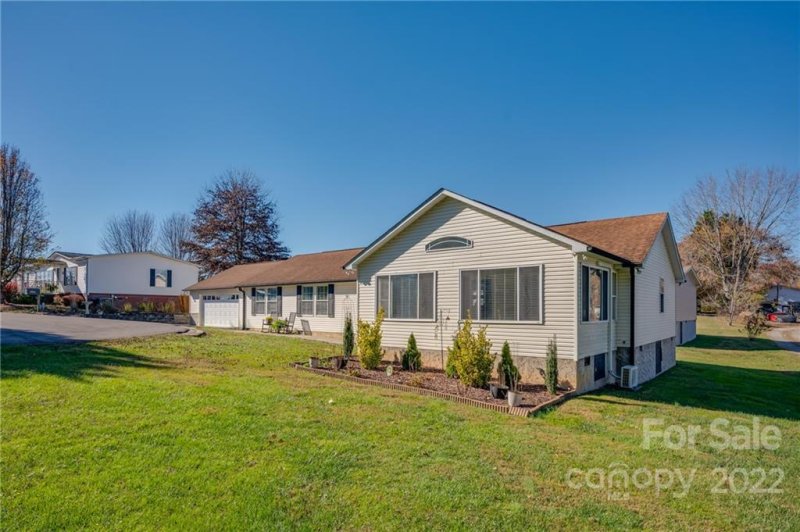 Property image 3 at 11 N Marjorie Lane, Hendersonville, NC 28792