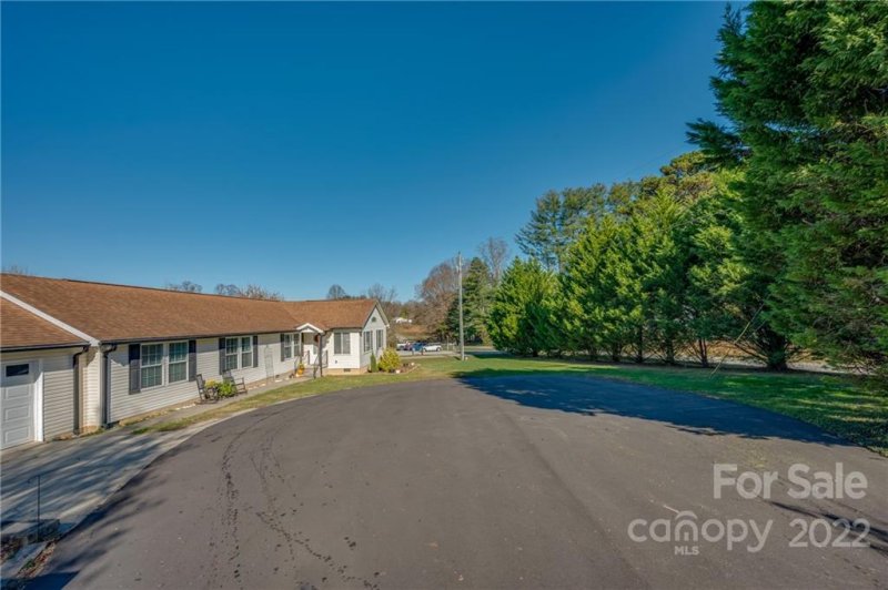 Property image 5 at 11 N Marjorie Lane, Hendersonville, NC 28792