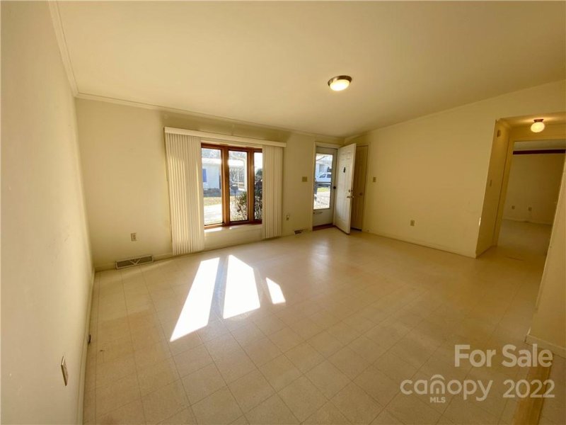 Property image 4 at 5 N Charles Lane, Hendersonville, NC 28792