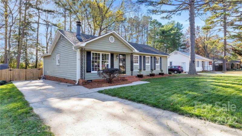 Property image 3 at 307 Vinecrest Drive, Matthews, NC 28105