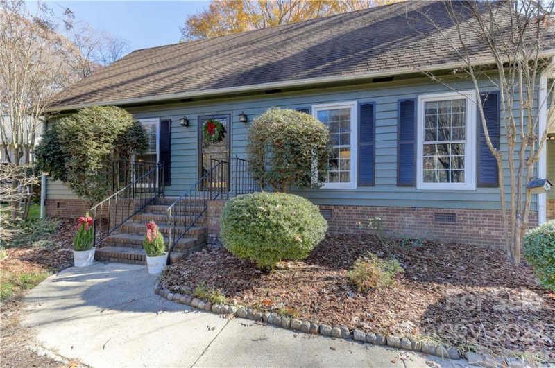 Property image 2 at 5924 Chapel Creek Court, Charlotte, NC 28226