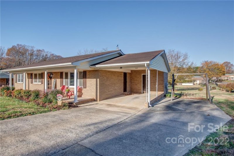 Property image 3 at 421 Ashebrook Park Road, Dallas, NC 28034