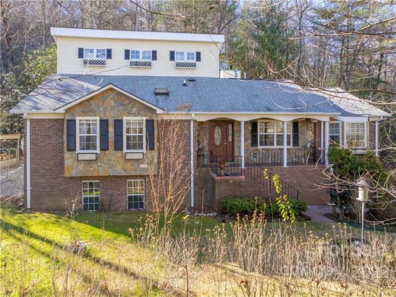 Property image 2 at 400 Hunters Glen Lane, Hendersonville, NC 28739