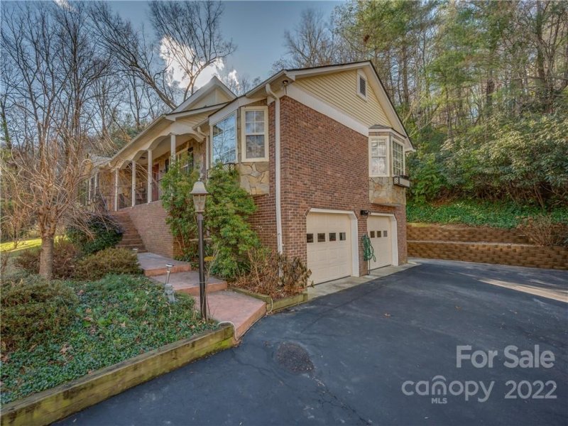 Property image 3 at 400 Hunters Glen Lane, Hendersonville, NC 28739