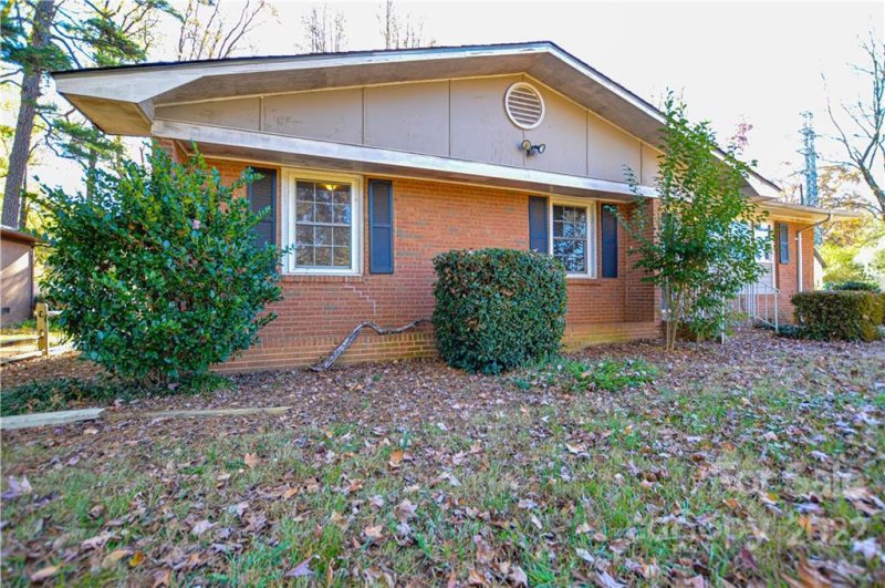 Property image 2 at 1300 Pondella Drive, Charlotte, NC 28213
