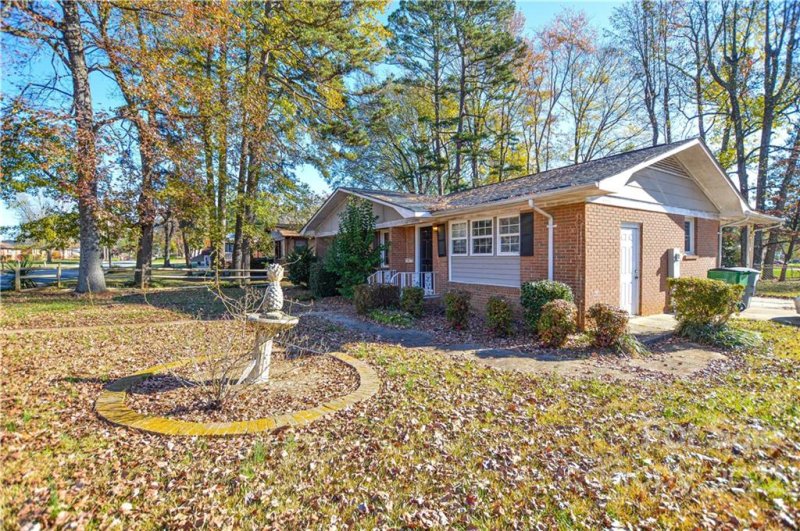 Property image 3 at 1300 Pondella Drive, Charlotte, NC 28213