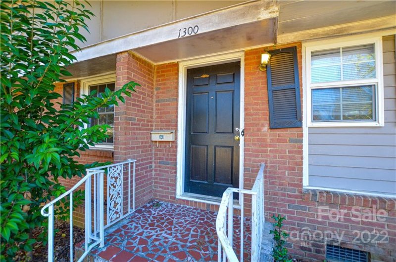 Property image 4 at 1300 Pondella Drive, Charlotte, NC 28213