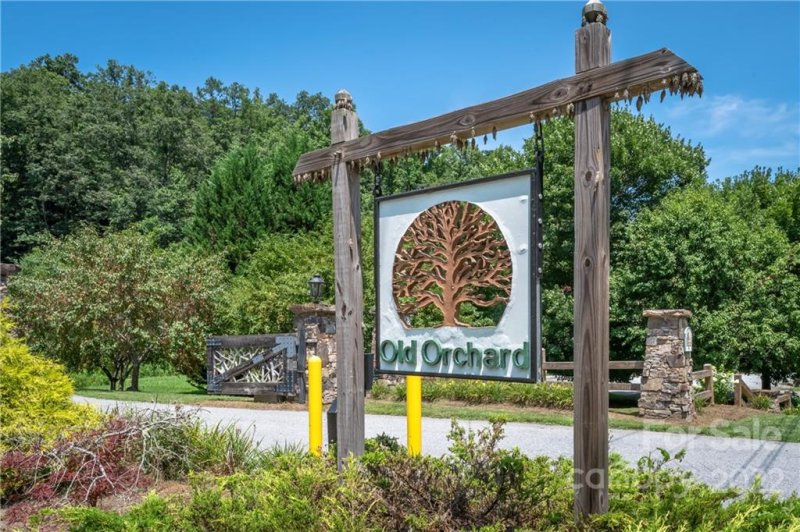 Property image 2 at 84 Summer Shade Court, Hendersonville, NC 28792