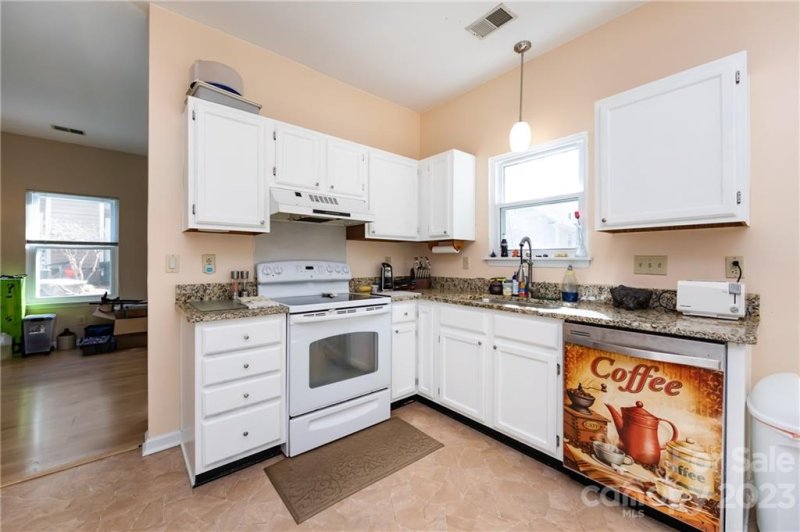 Property image 5 at 636 Oakbluff Circle, Charlotte, NC 28216