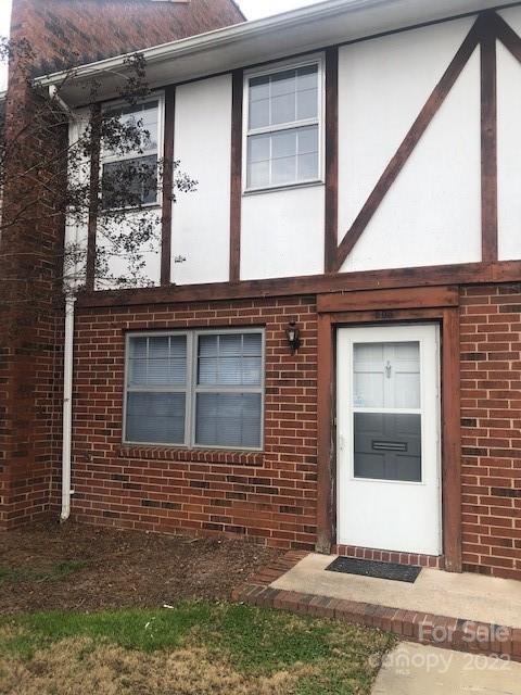 1300 Larchmont Place