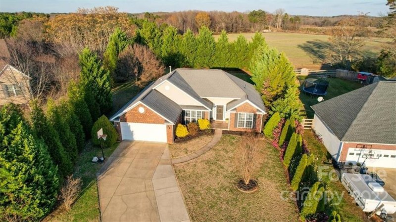 Property image 2 at 14813 Middlesborough Drive, Matthews, NC 28104