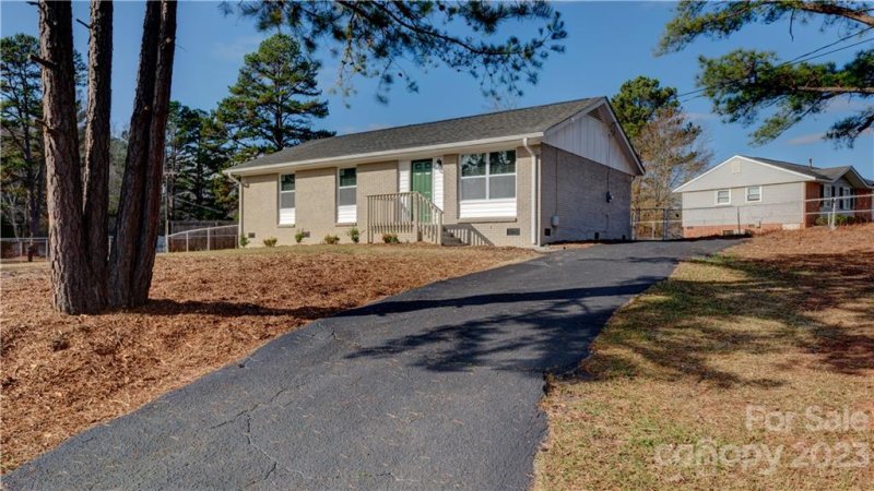 Property image 2 at 3001 Crawford Avenue, Gastonia, NC 28052