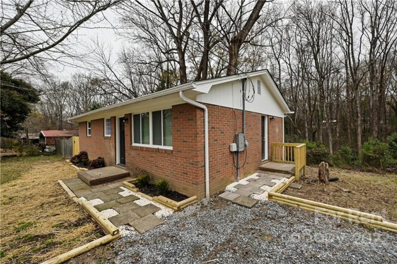 Property image 2 at 2458 Twin Avenue, Gastonia, NC 28052