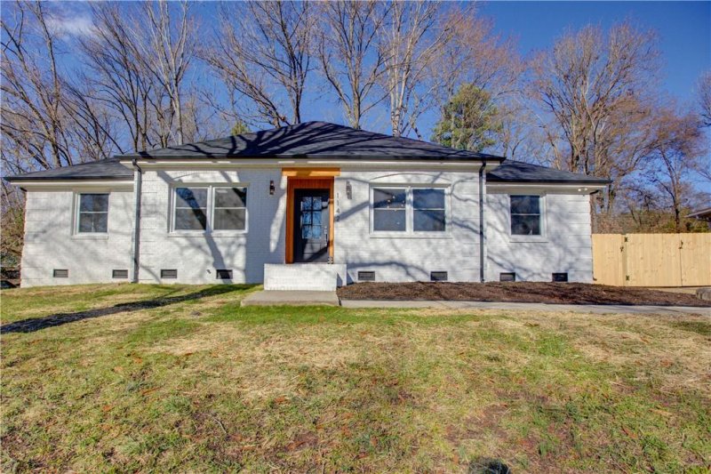 Property image 3 at 1142 Fox Run Drive, Charlotte, NC 28212