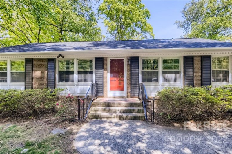 Property image 3 at 400 Vinecrest Drive, Matthews, NC 28105