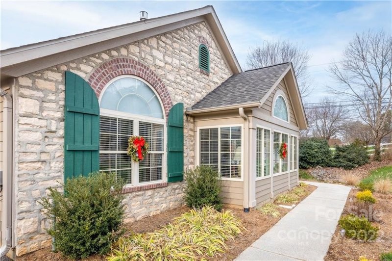 Property image 2 at 817 Wynnshire Drive, Hickory, NC 28601