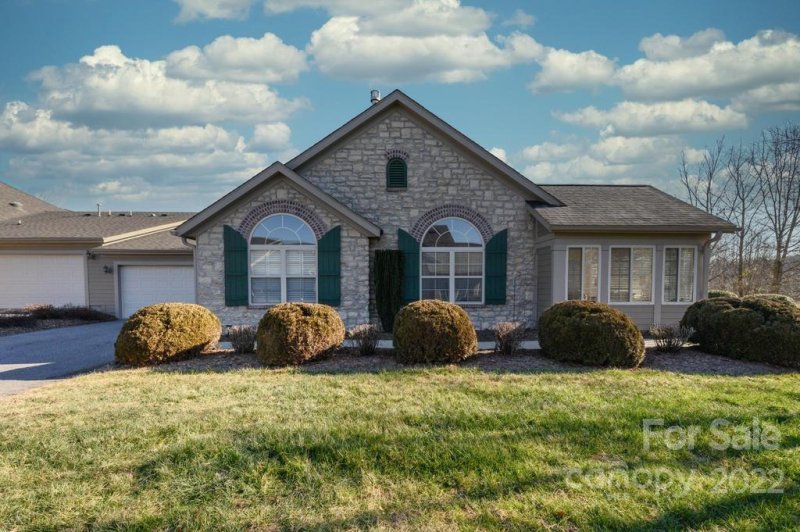 Property image 2 at 808 Wynnshire Drive, Hickory, NC 28601