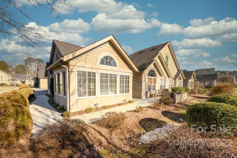 Property image 3 at 808 Wynnshire Drive, Hickory, NC 28601