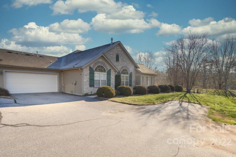 Property image 4 at 808 Wynnshire Drive, Hickory, NC 28601