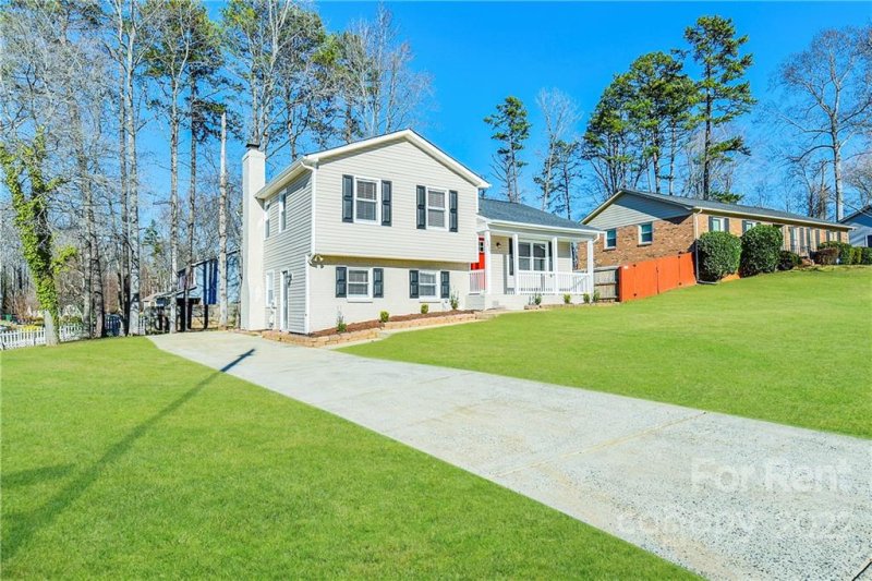 Property image 2 at 5834 Beaconsfield Road, Charlotte, NC 28214