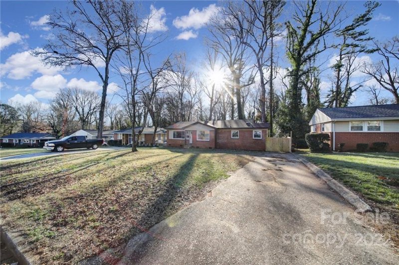 Property image 4 at 1501 Chelveston Drive, Charlotte, NC 28208