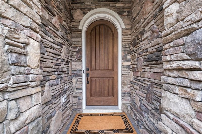 Property image 3 at 5022 Vernet Lane, Charlotte, NC 28210