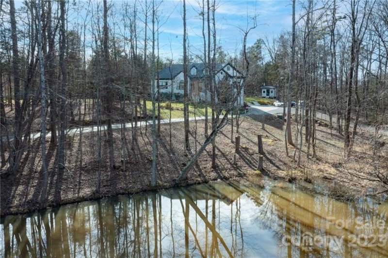 Property image 2 at 414 Breezewood Drive, Charlotte, NC 28262