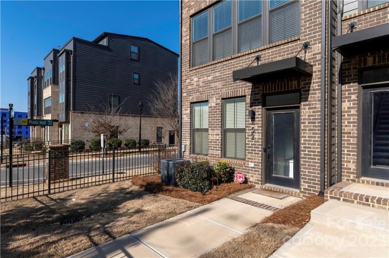 452 W Tremont Avenue