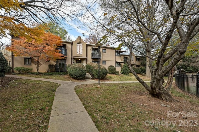 Property image 2 at 211 N Dotger Avenue, Charlotte, NC 28207
