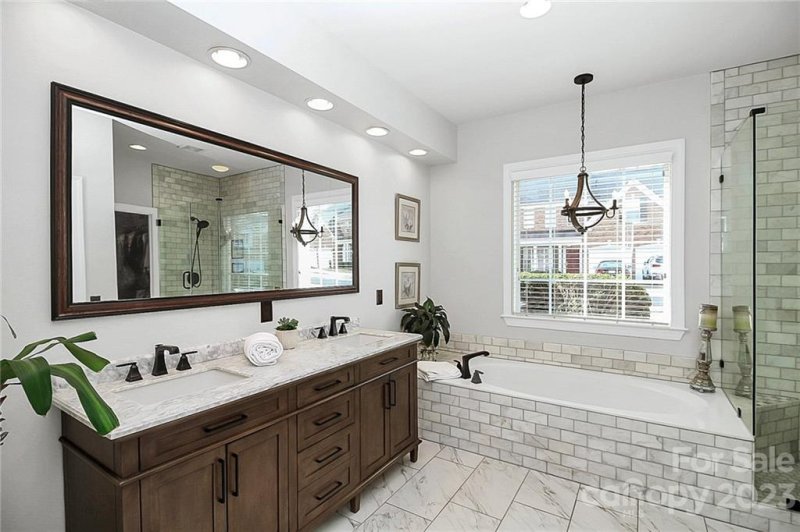 Property image 2 at 221 Robinlynn Road, Matthews, NC 28105