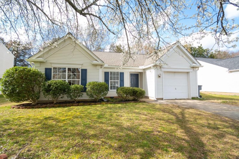 Property image 2 at 10401 Roundleaf Drive, Charlotte, NC 28213