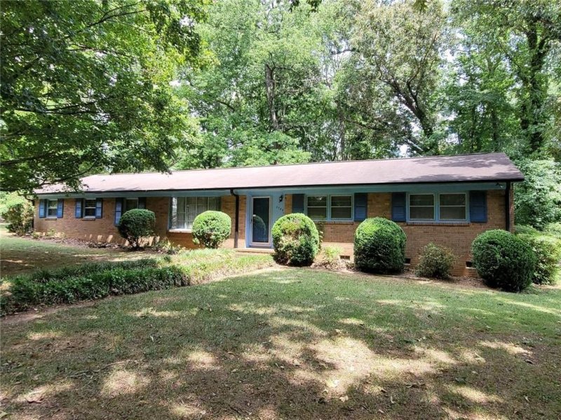 3700 Pinecrest Drive