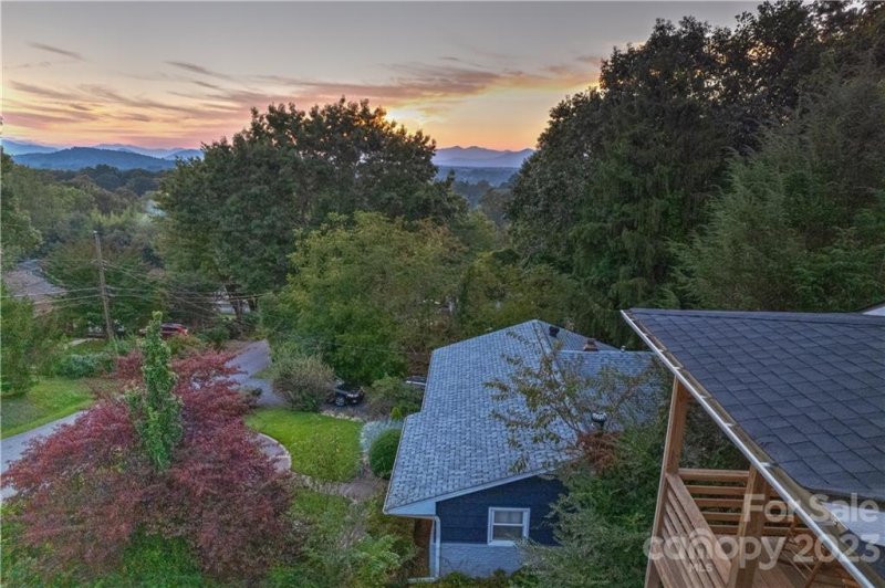 Property image 2 at 28 Wentworth Avenue, Asheville, NC 28803