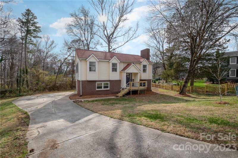 Property image 2 at 713 Hickory Court, Gastonia, NC 28056