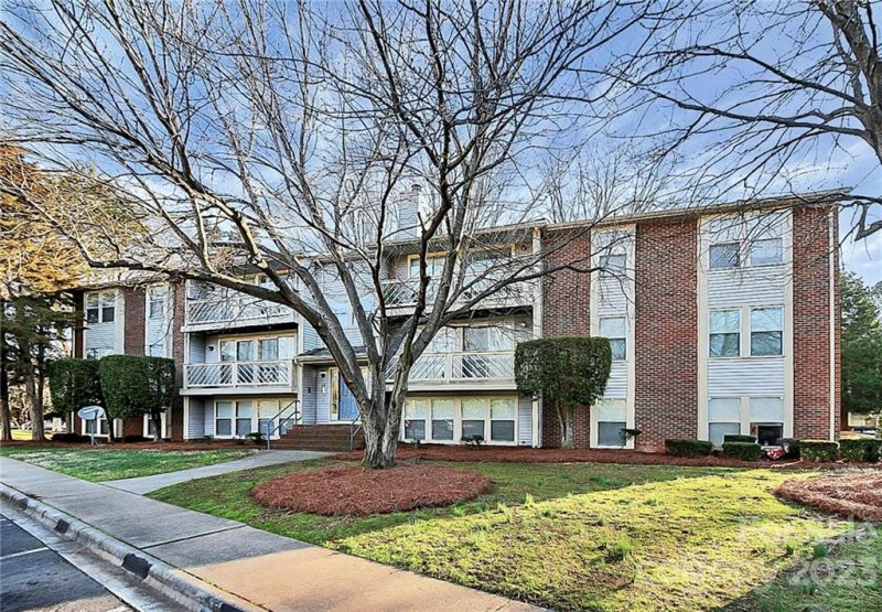 Property image 3 at 9541 Shannon Green Drive, Charlotte, NC 28213