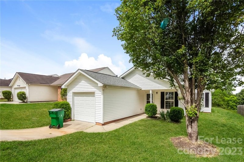 Property image 2 at 7035 Red Bud Circle, Charlotte, NC 28214